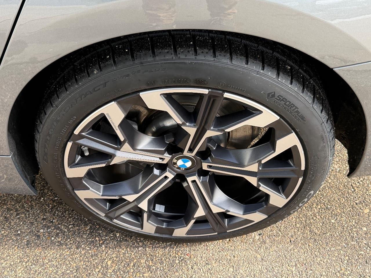 BMW 3 Series Vehicle Full-screen Gallery Image 06