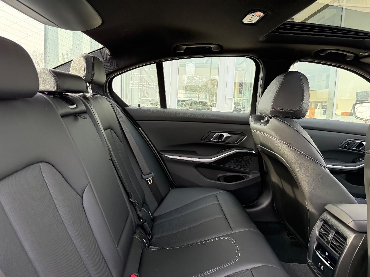 BMW 3 Series Vehicle Full-screen Gallery Image 09