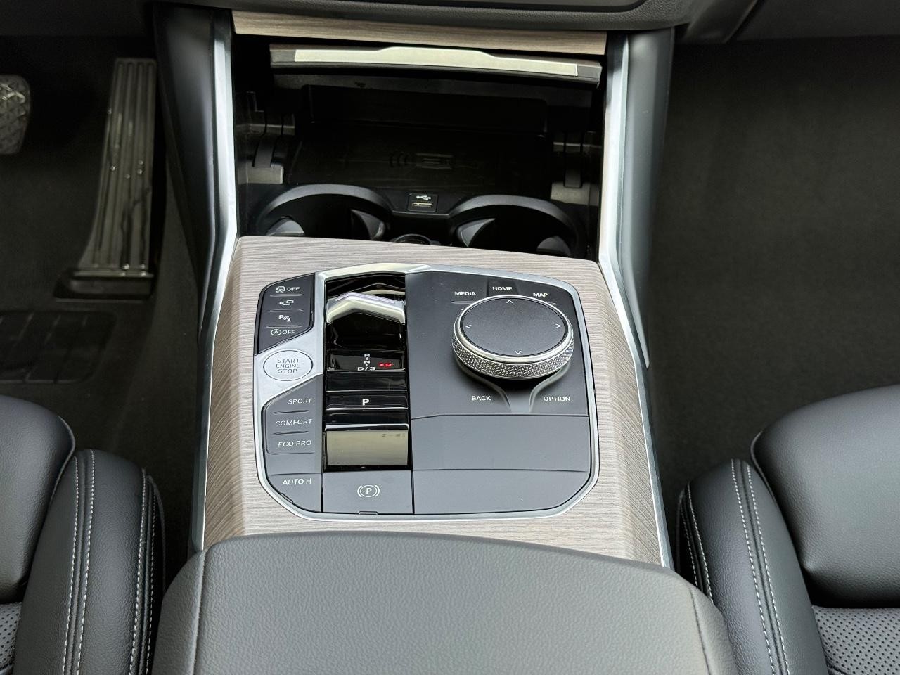 BMW 3 Series Vehicle Full-screen Gallery Image 12