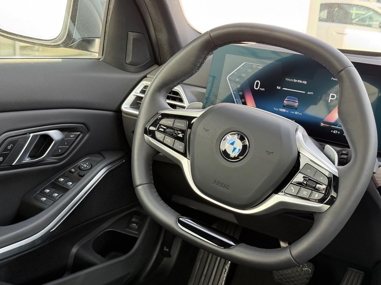 BMW 3 Series Vehicle Full-screen Gallery Image 13