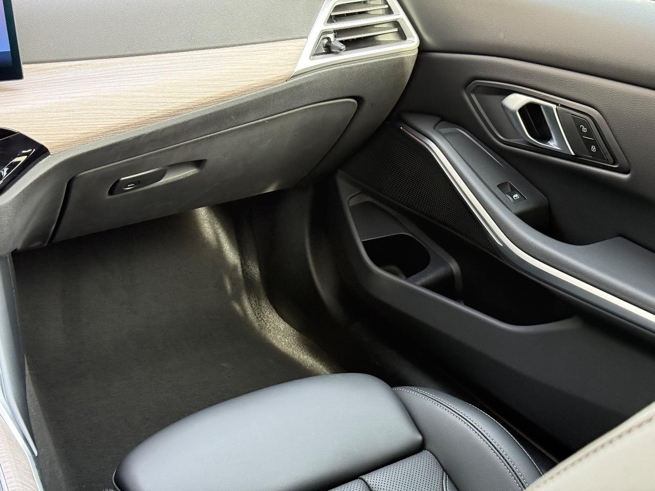 BMW 3 Series Vehicle Full-screen Gallery Image 14