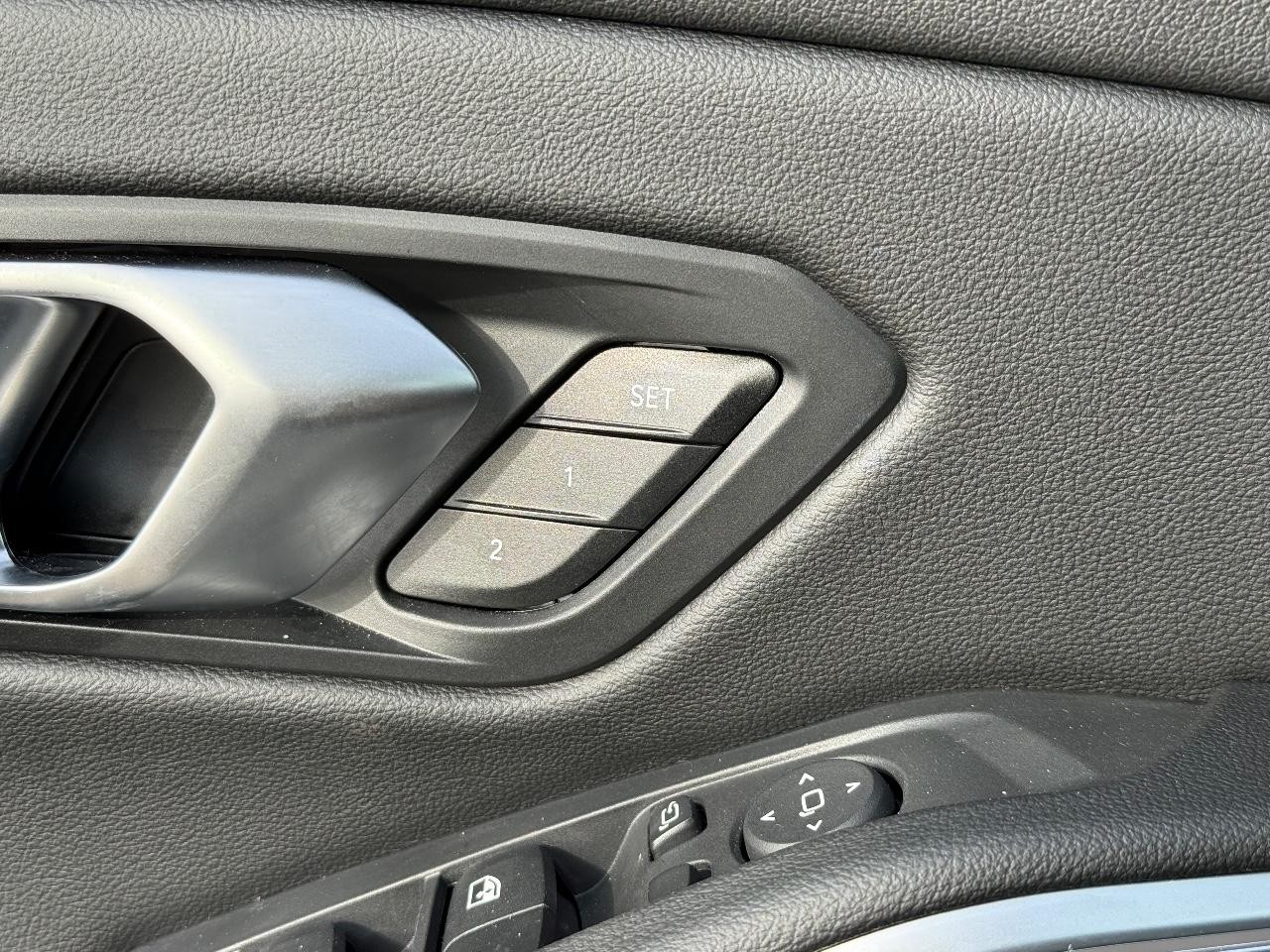 BMW 3 Series Vehicle Full-screen Gallery Image 15