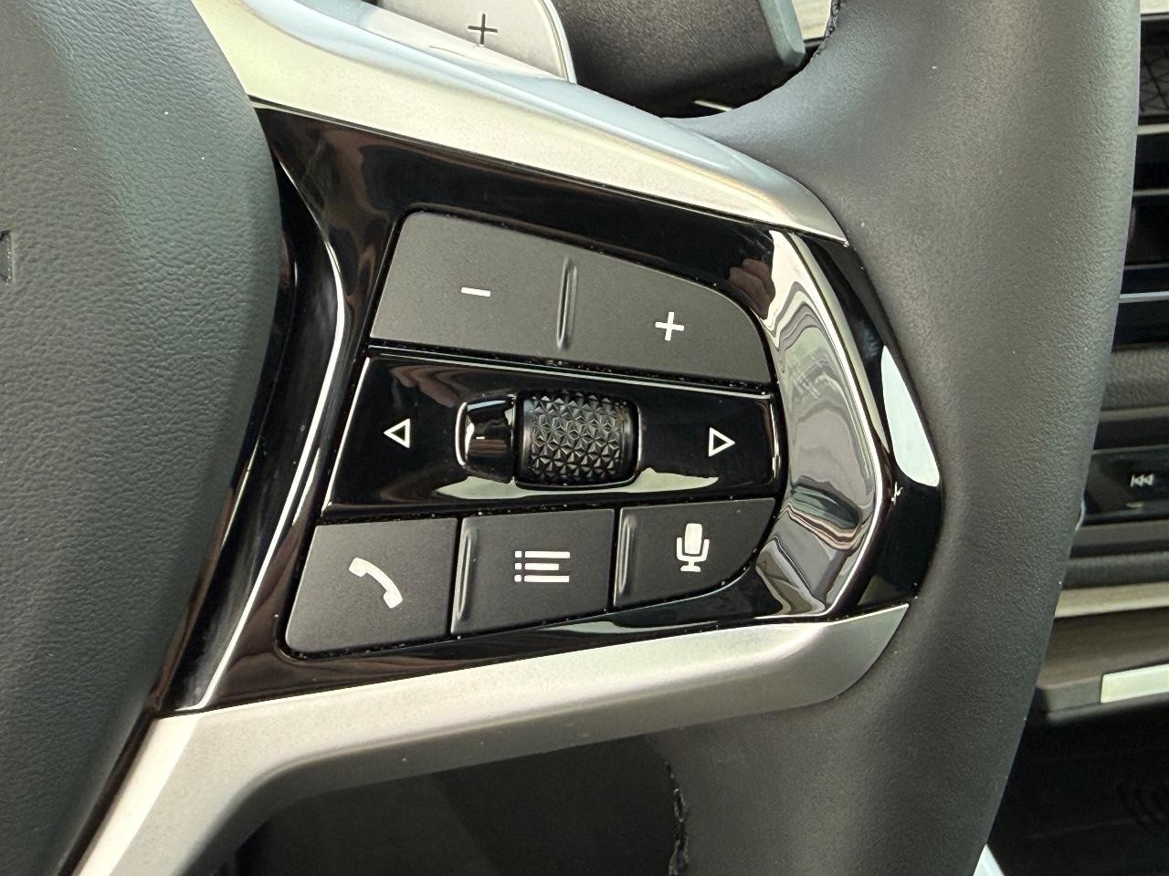 BMW 3 Series Vehicle Full-screen Gallery Image 17