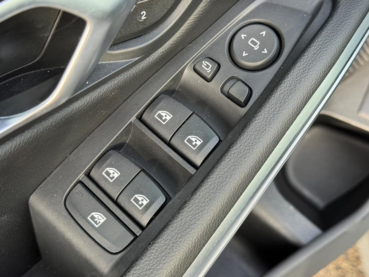 BMW 3 Series Vehicle Full-screen Gallery Image 21