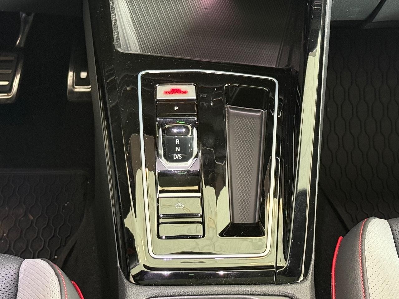 Volkswagen Golf GTI Vehicle Image 13