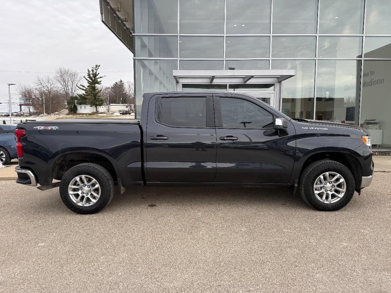 Chevrolet Silverado 1500 Vehicle Image 02