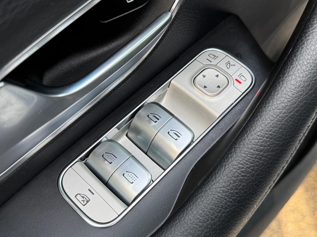 Mercedes-Benz GLS Vehicle Image 21