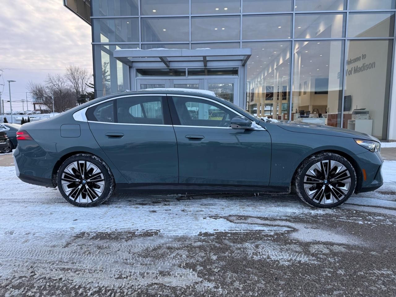 BMW 5 Series Vehicle Image 02