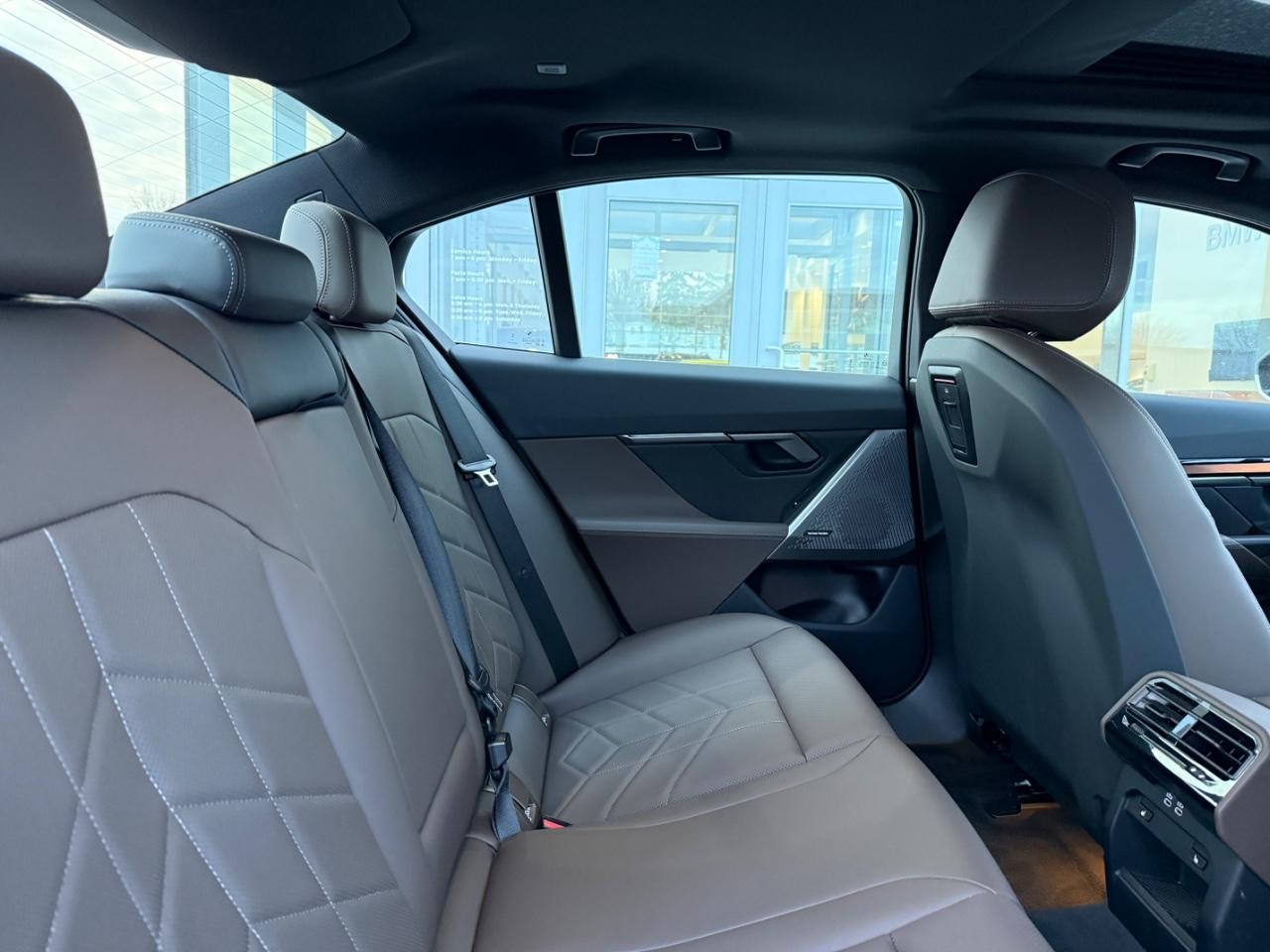 BMW 5 Series Vehicle Image 09