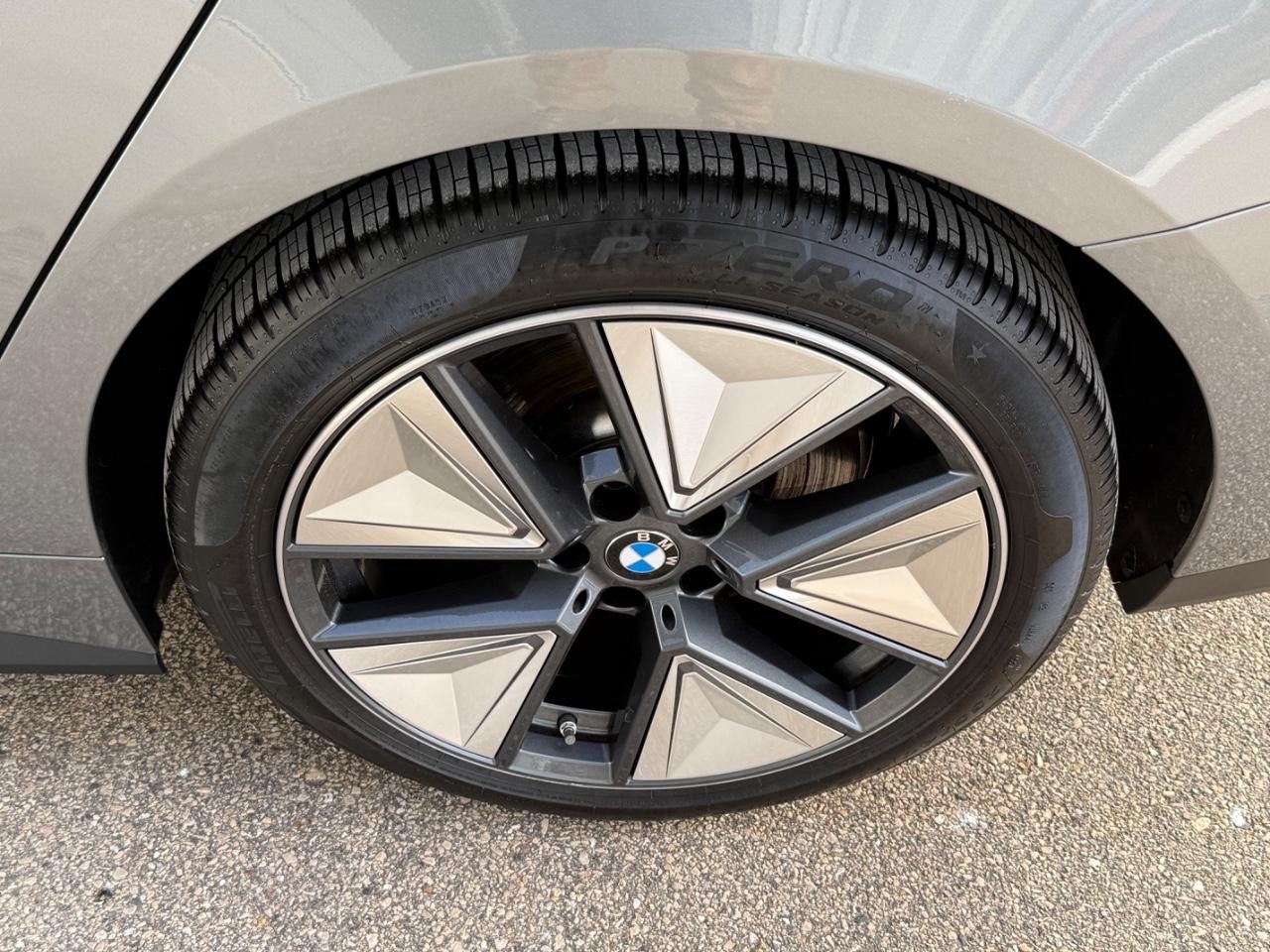 BMW i4 Vehicle Full-screen Gallery Image 06