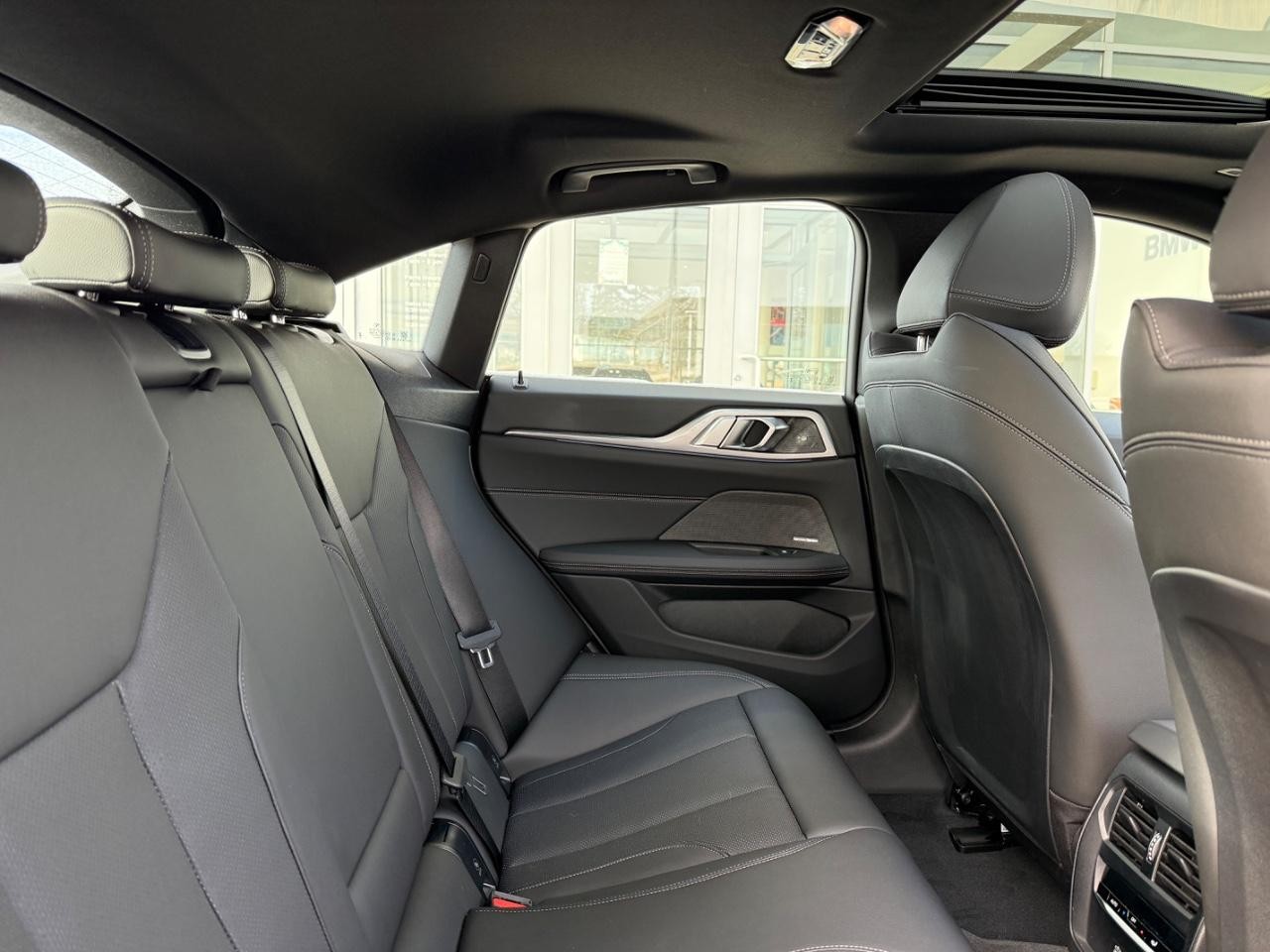 BMW i4 Vehicle Full-screen Gallery Image 09