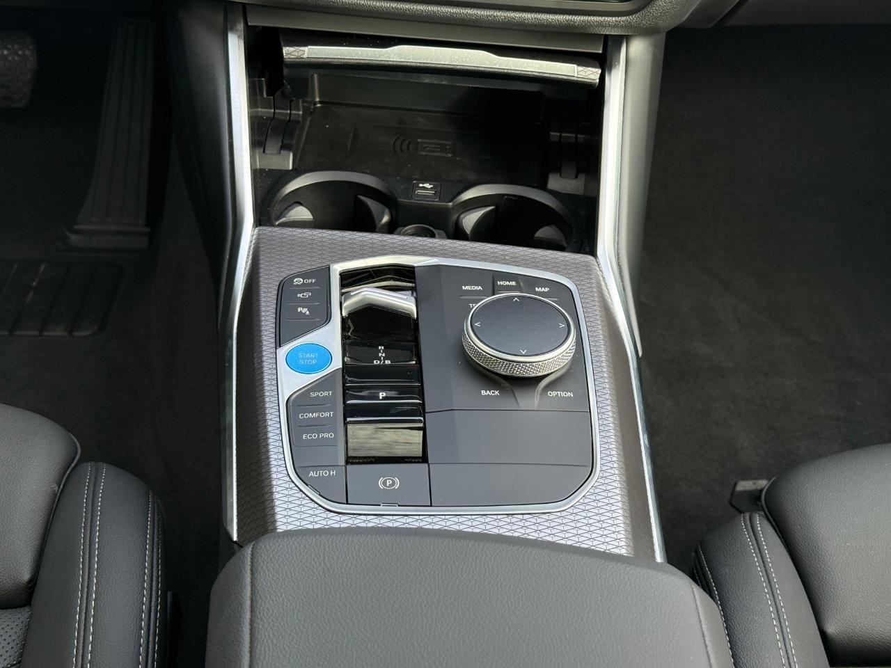 BMW i4 Vehicle Full-screen Gallery Image 12