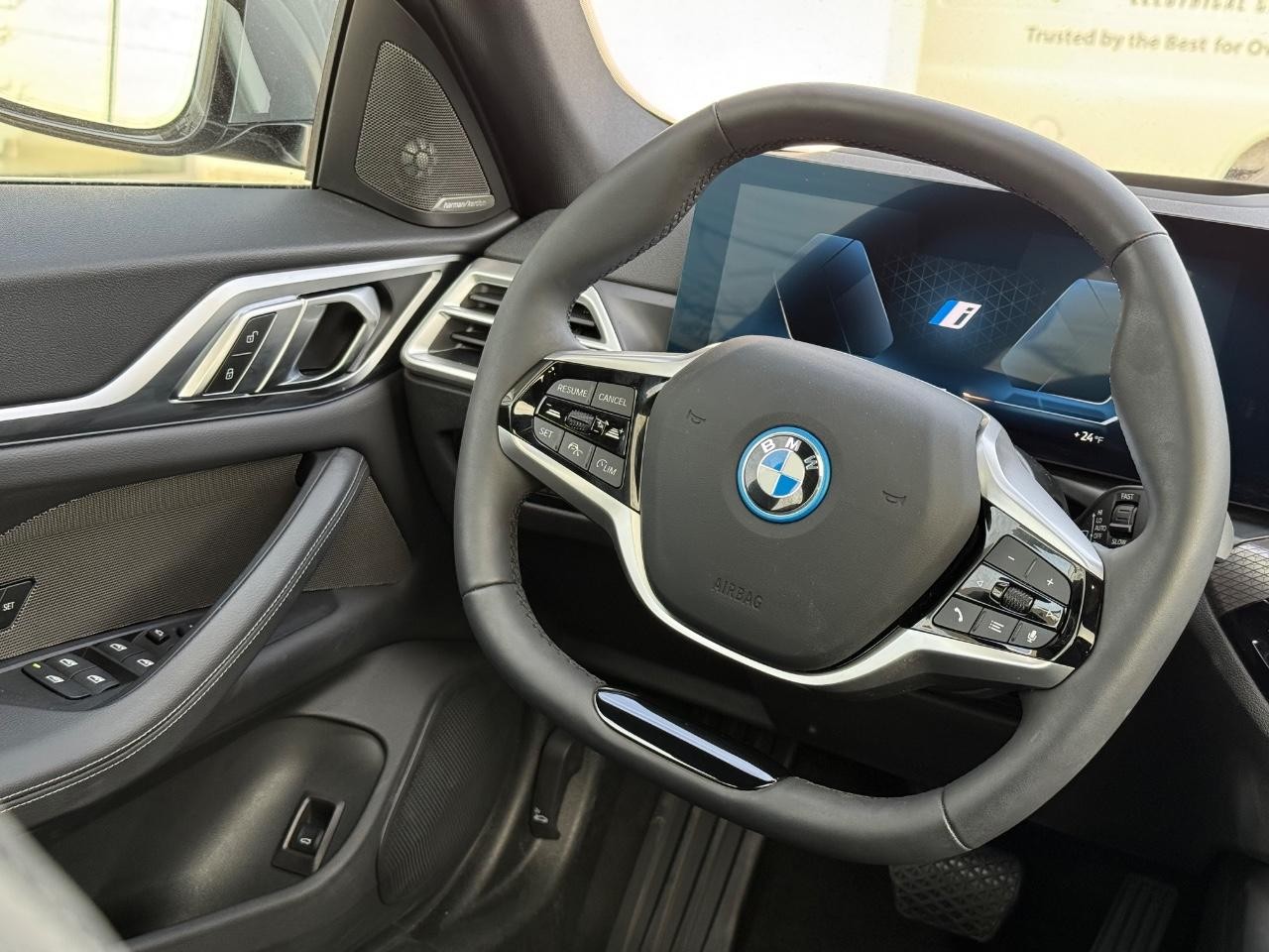 BMW i4 Vehicle Full-screen Gallery Image 13