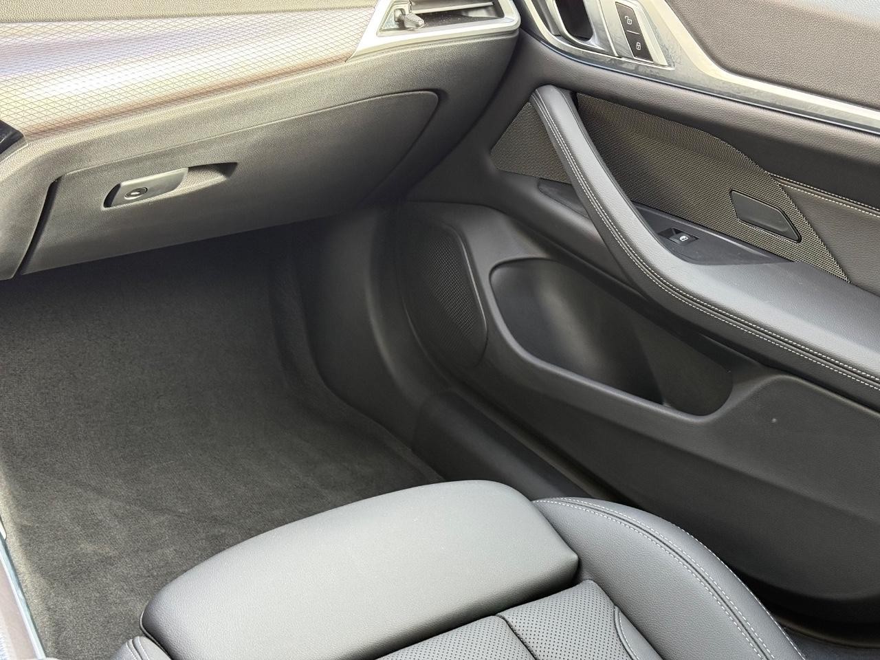 BMW i4 Vehicle Full-screen Gallery Image 14