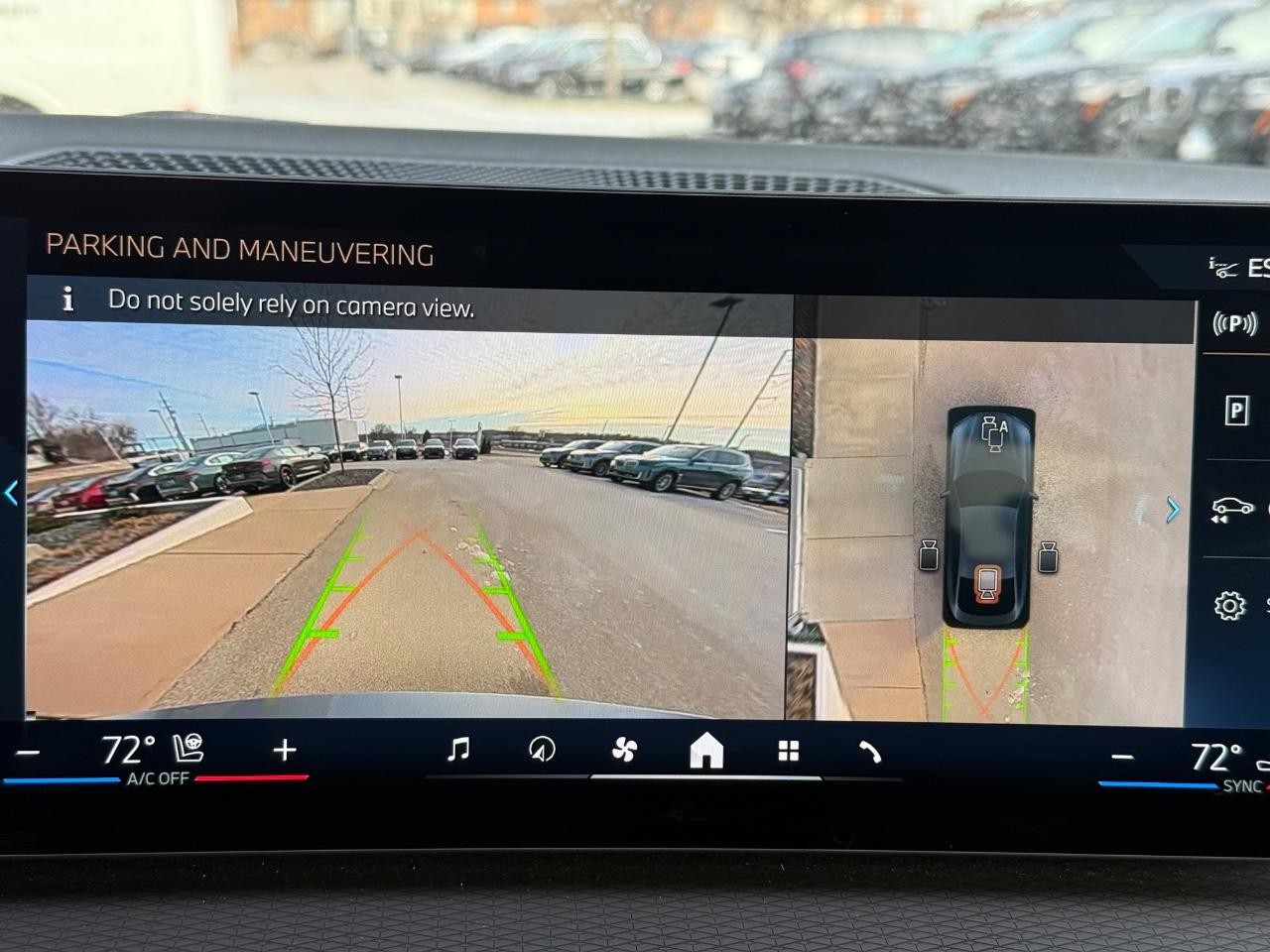 BMW i4 Vehicle Full-screen Gallery Image 18