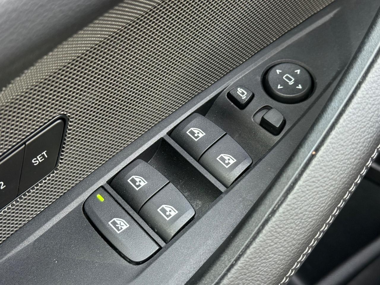 BMW i4 Vehicle Full-screen Gallery Image 20