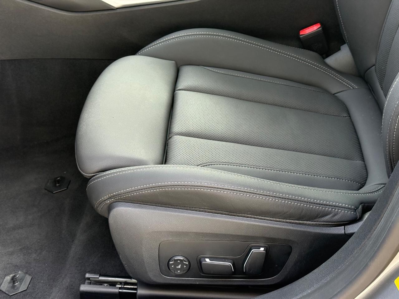 BMW i4 Vehicle Full-screen Gallery Image 21