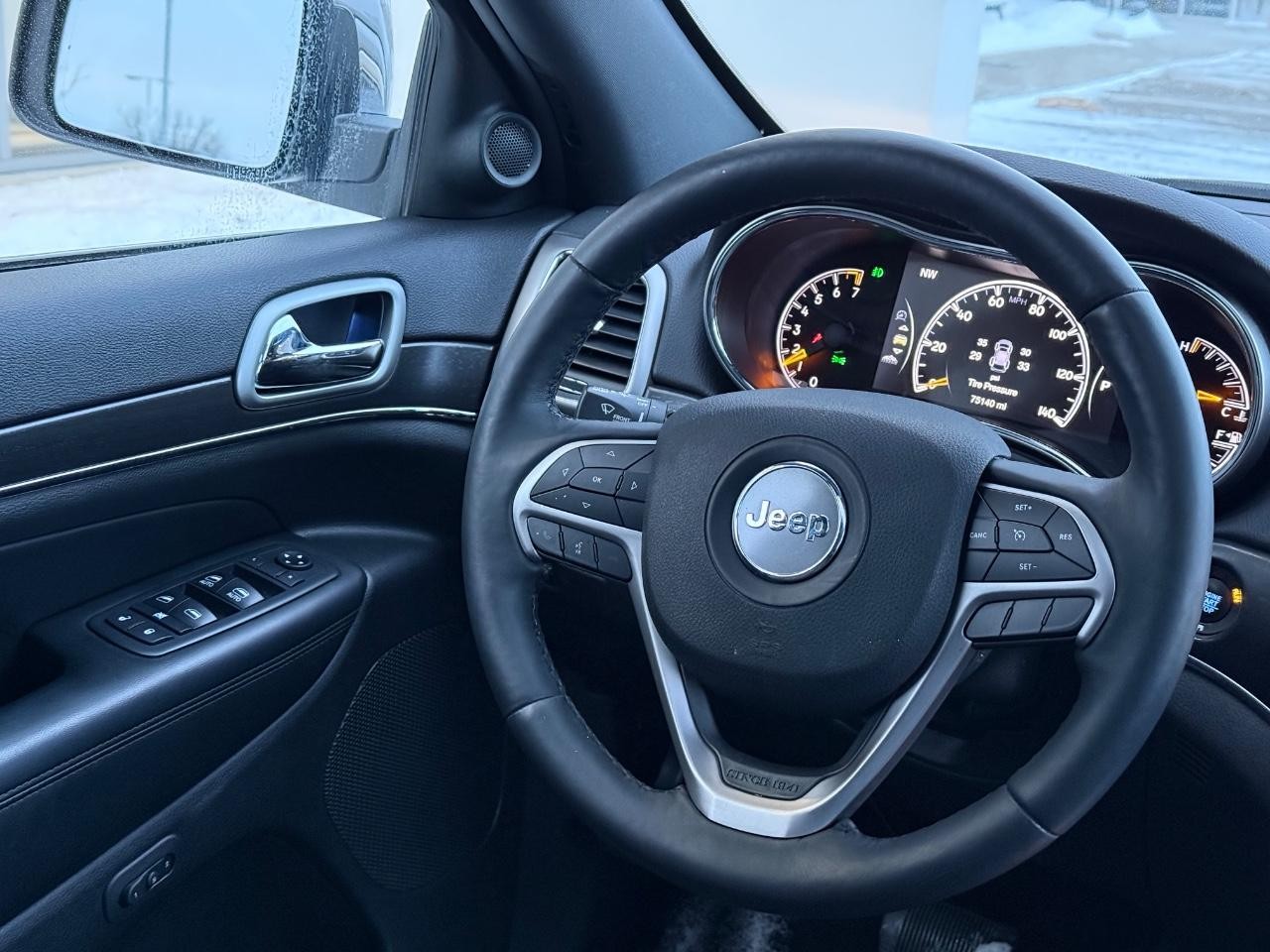 Jeep Grand Cherokee Vehicle Image 13