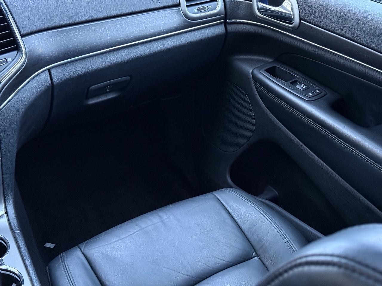 Jeep Grand Cherokee Vehicle Image 14