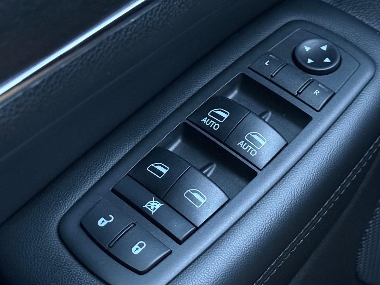 Jeep Grand Cherokee Vehicle Image 20