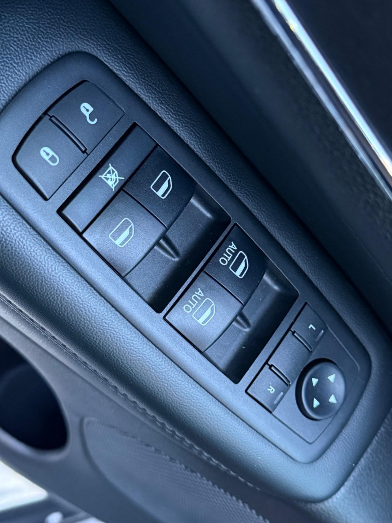 Jeep Grand Cherokee Vehicle Image 22