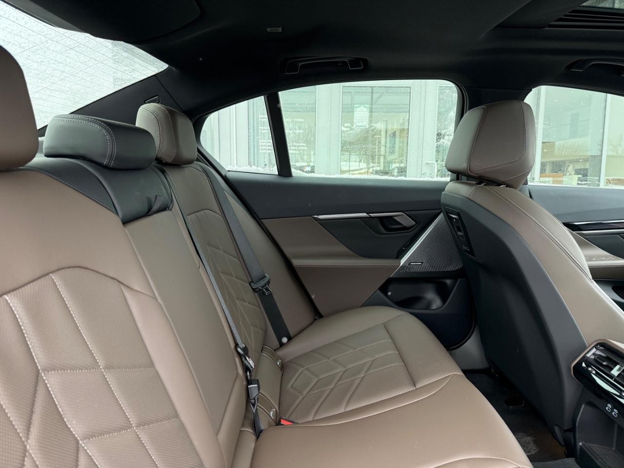 BMW 5 Series Vehicle Image 09