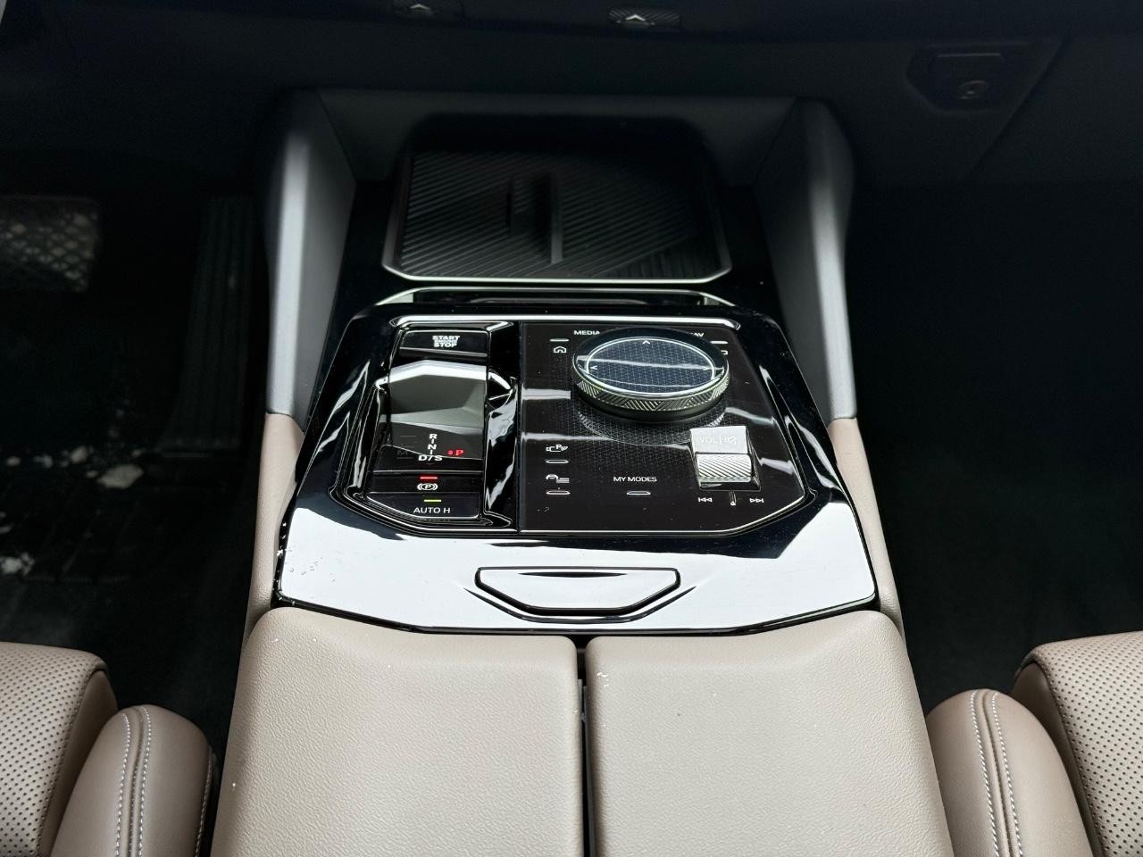 BMW 5 Series Vehicle Image 12