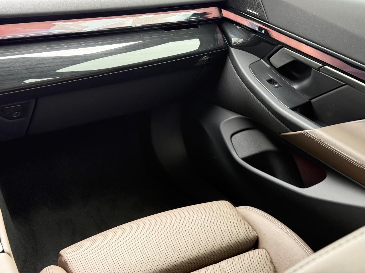 BMW 5 Series Vehicle Image 14