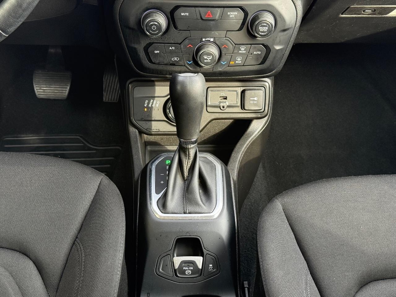 Jeep Renegade Vehicle Image 13