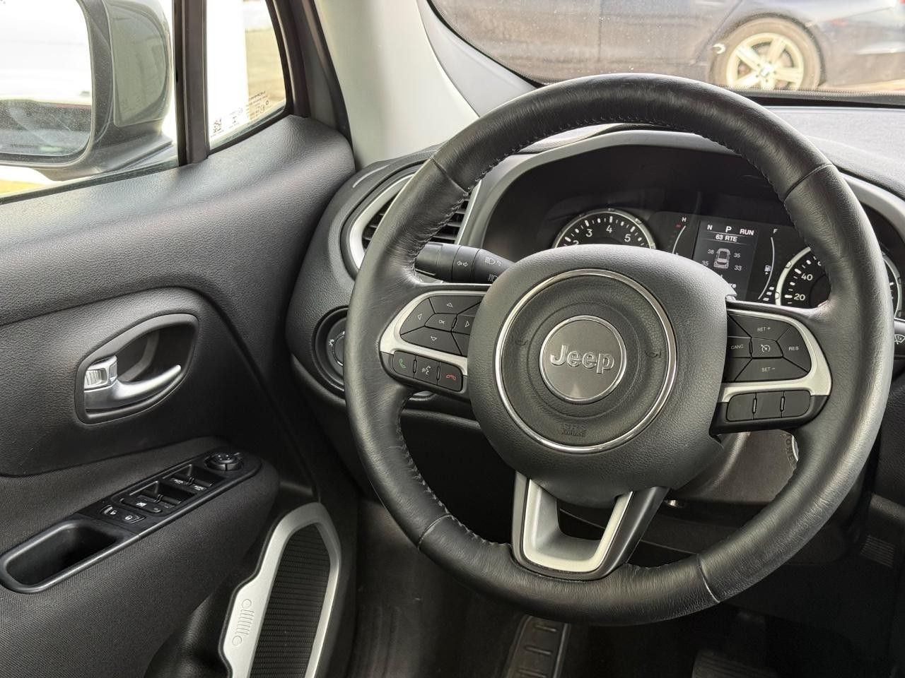 Jeep Renegade Vehicle Image 14