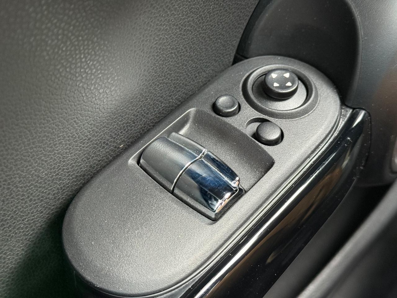 MINI Cooper Hardtop Vehicle Image 21