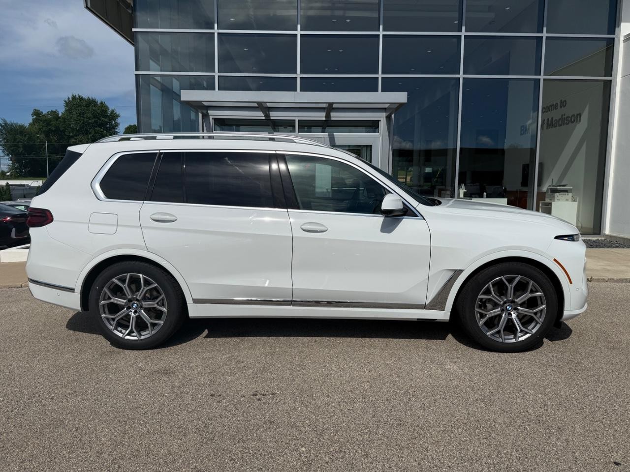 BMW X7 Vehicle Image 02