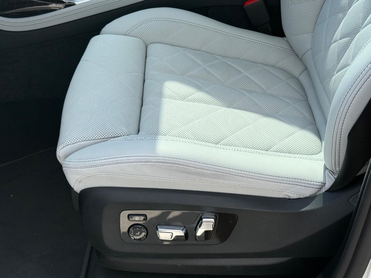 BMW X7 Vehicle Image 18