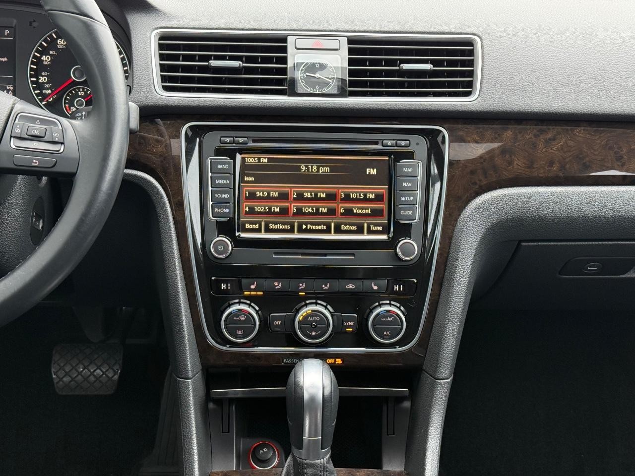 Volkswagen Passat Vehicle Image 11