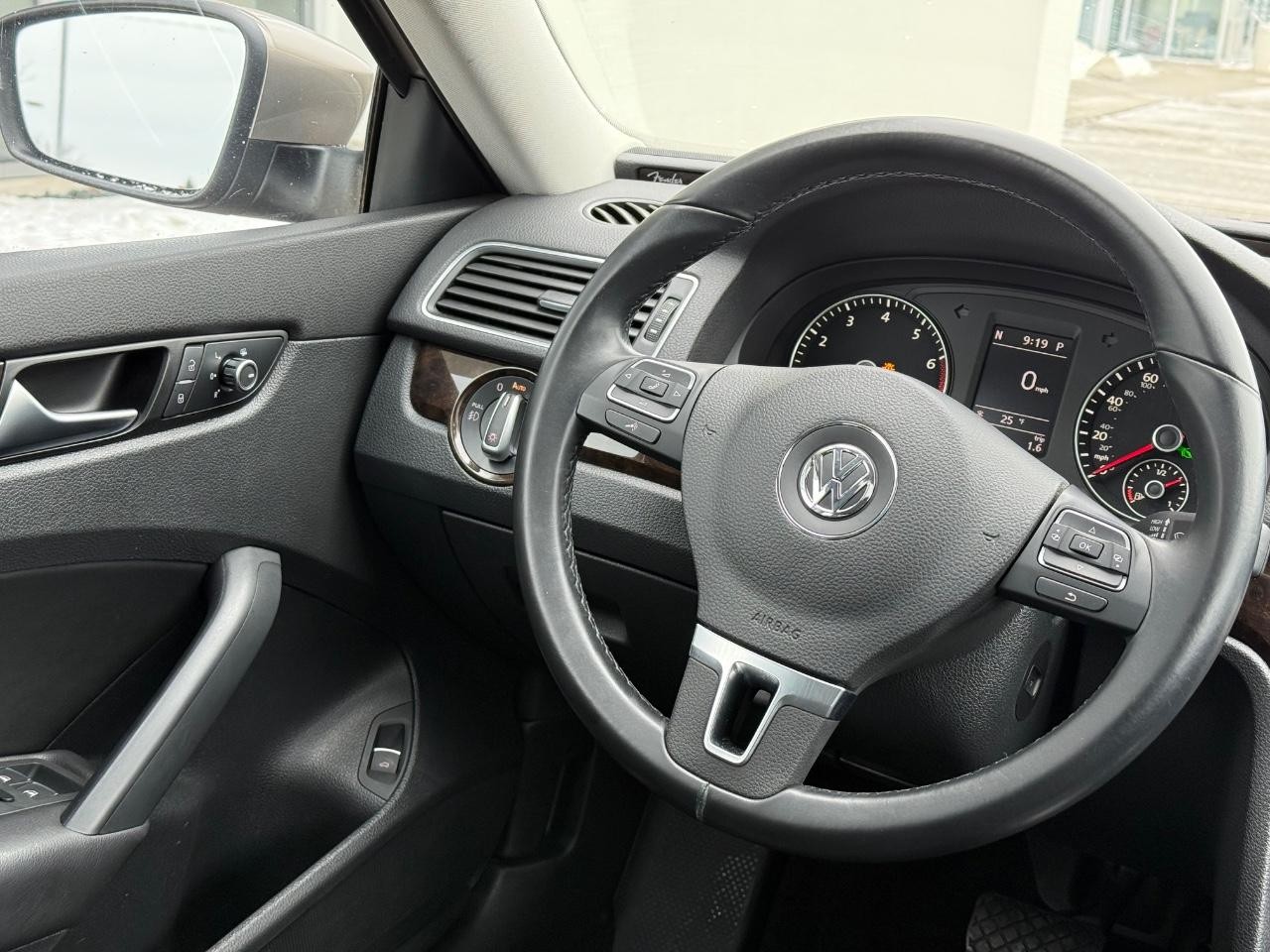 Volkswagen Passat Vehicle Image 13