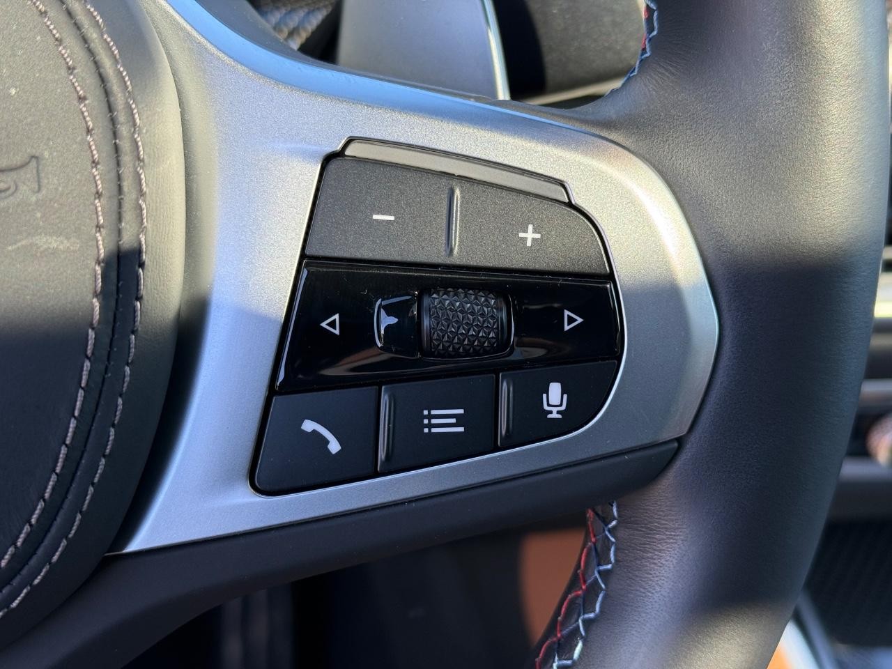 BMW X6 Vehicle Image 18