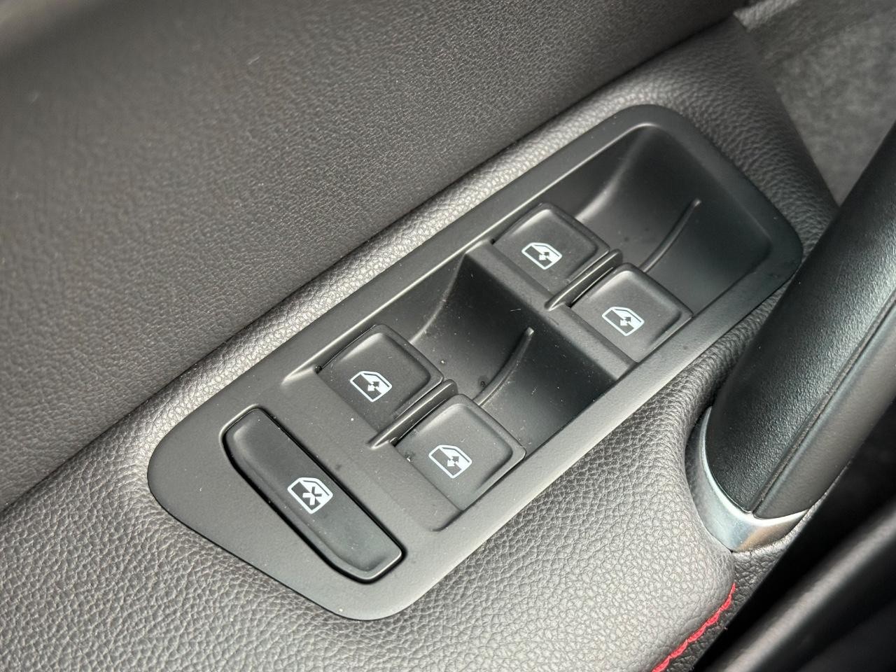 Volkswagen Golf GTI Vehicle Image 20