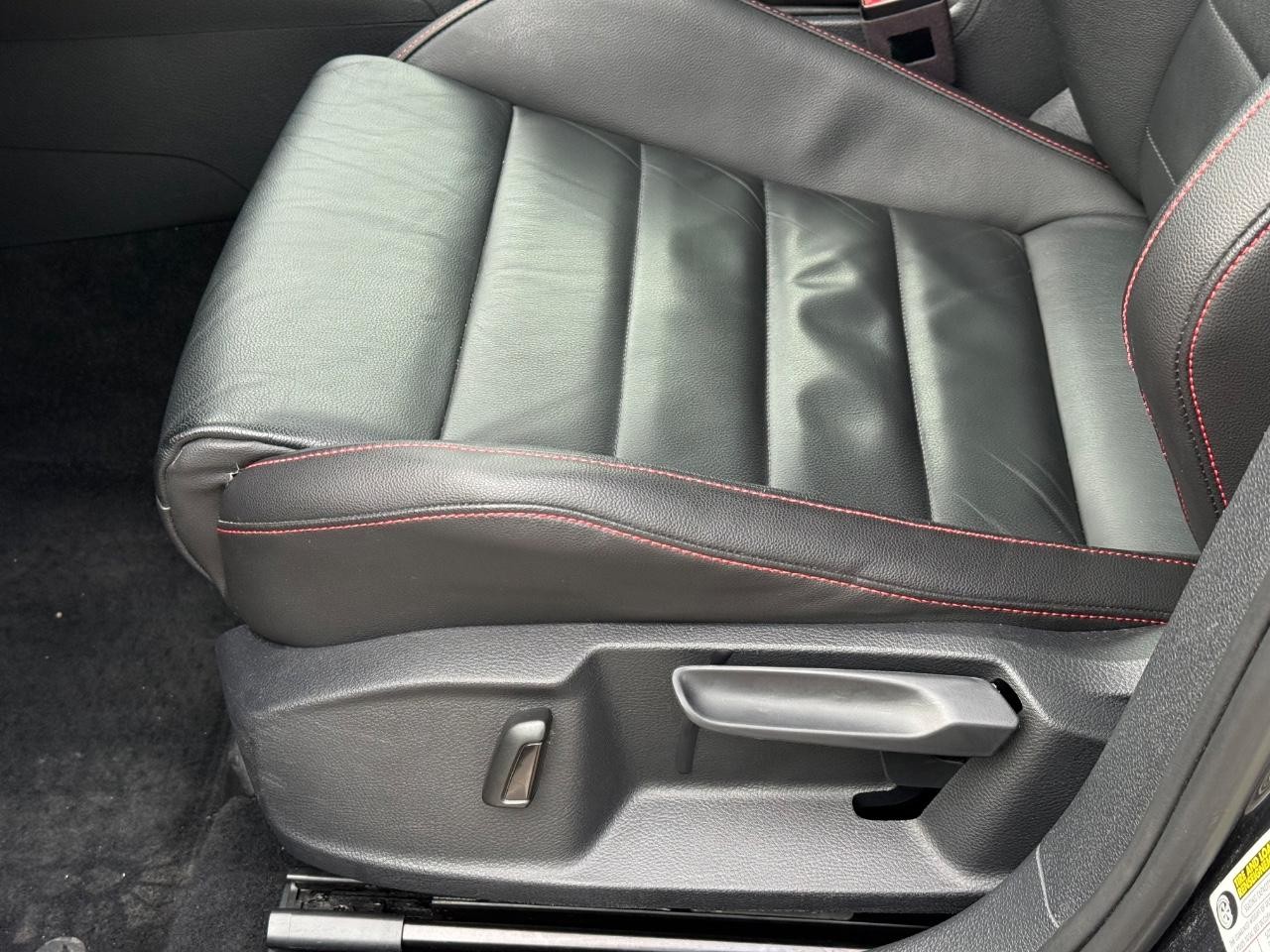 Volkswagen Golf GTI Vehicle Image 22