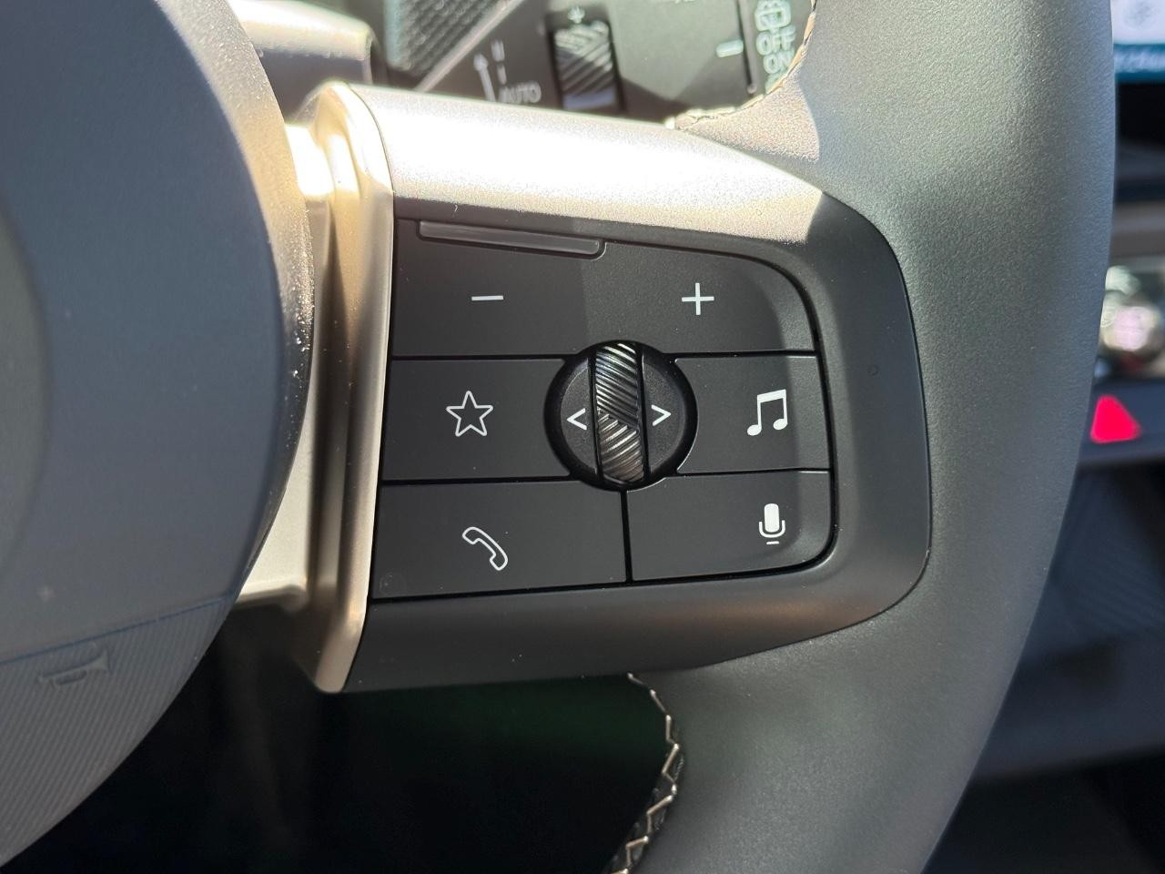 MINI Countryman Vehicle Image 16