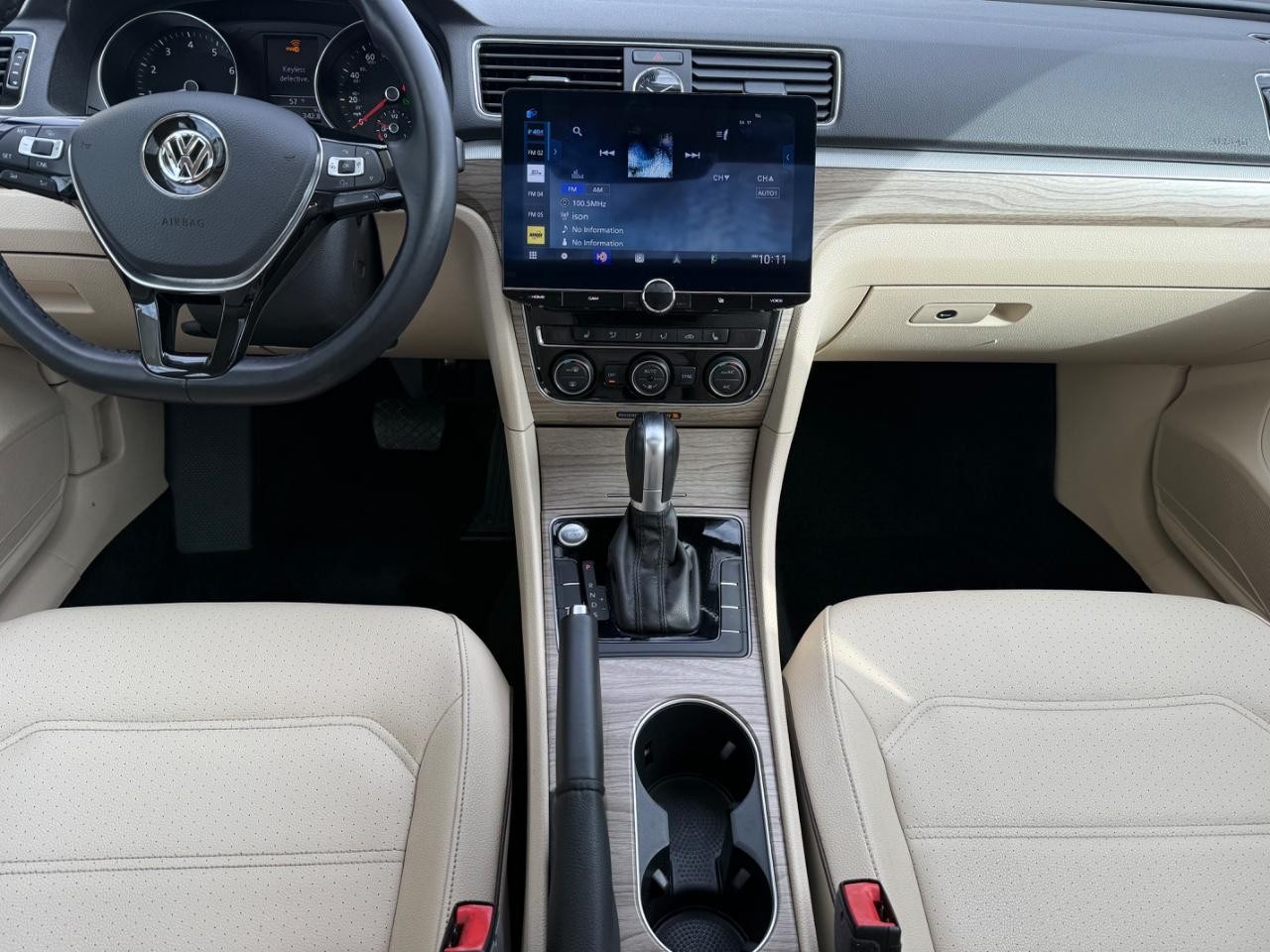 Volkswagen Passat Vehicle Image 11