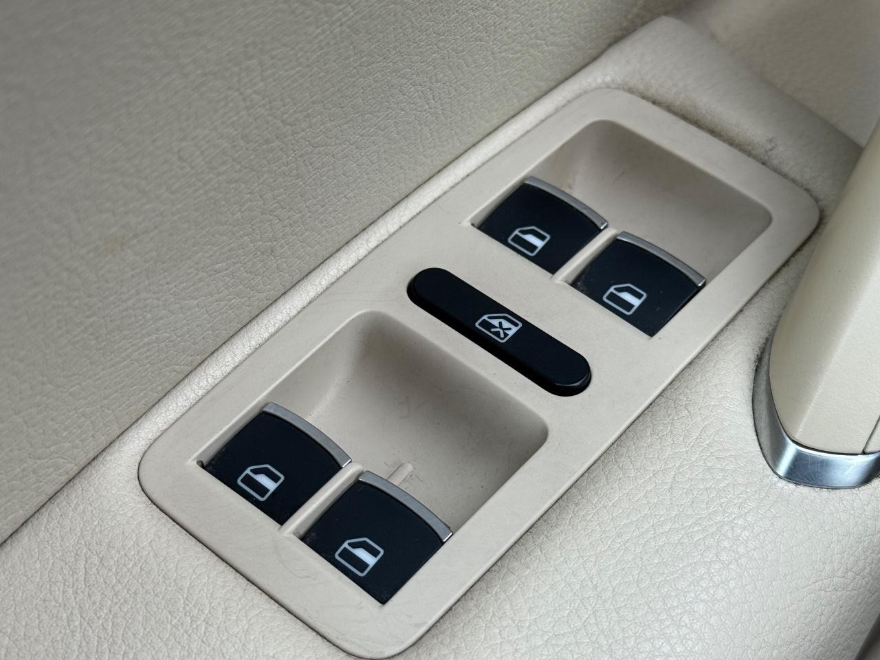 Volkswagen Passat Vehicle Image 21