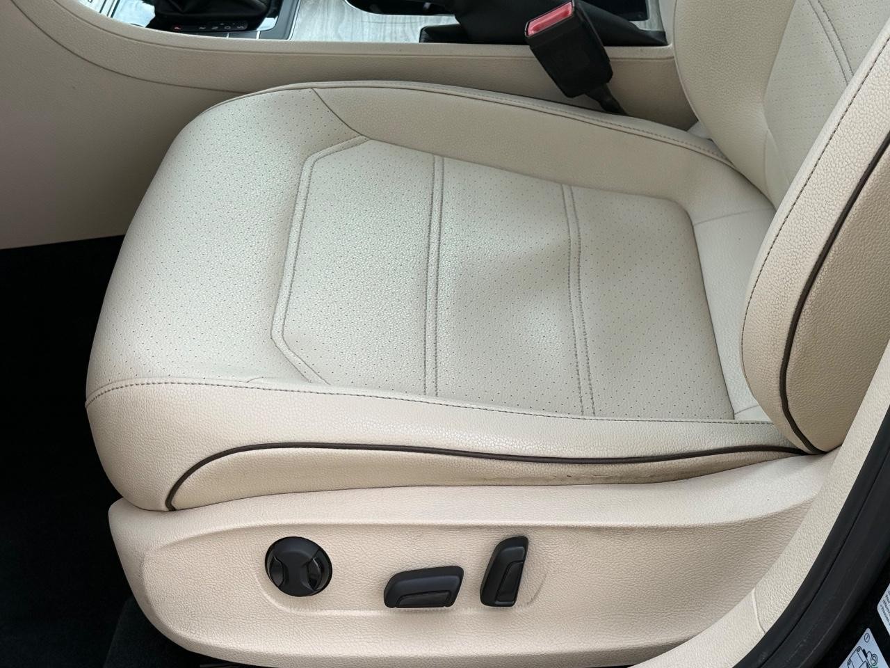 Volkswagen Passat Vehicle Image 22