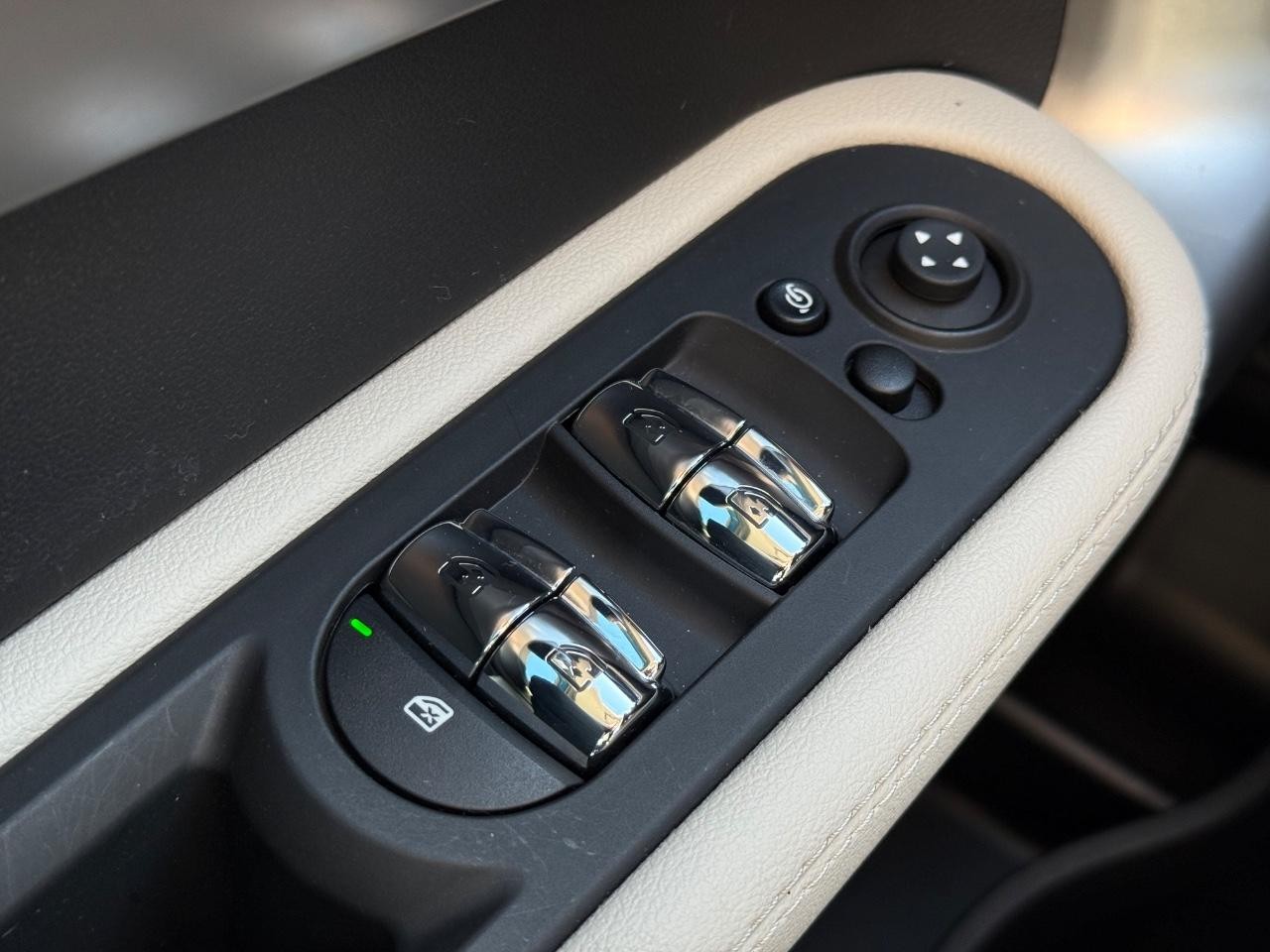 MINI Countryman Vehicle Image 23