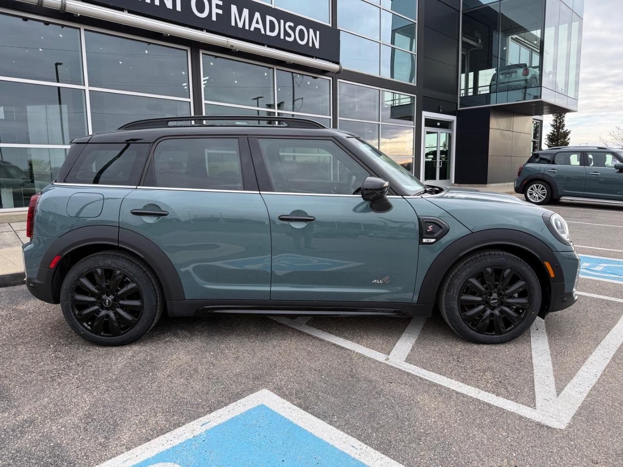 MINI Countryman Vehicle Image 02