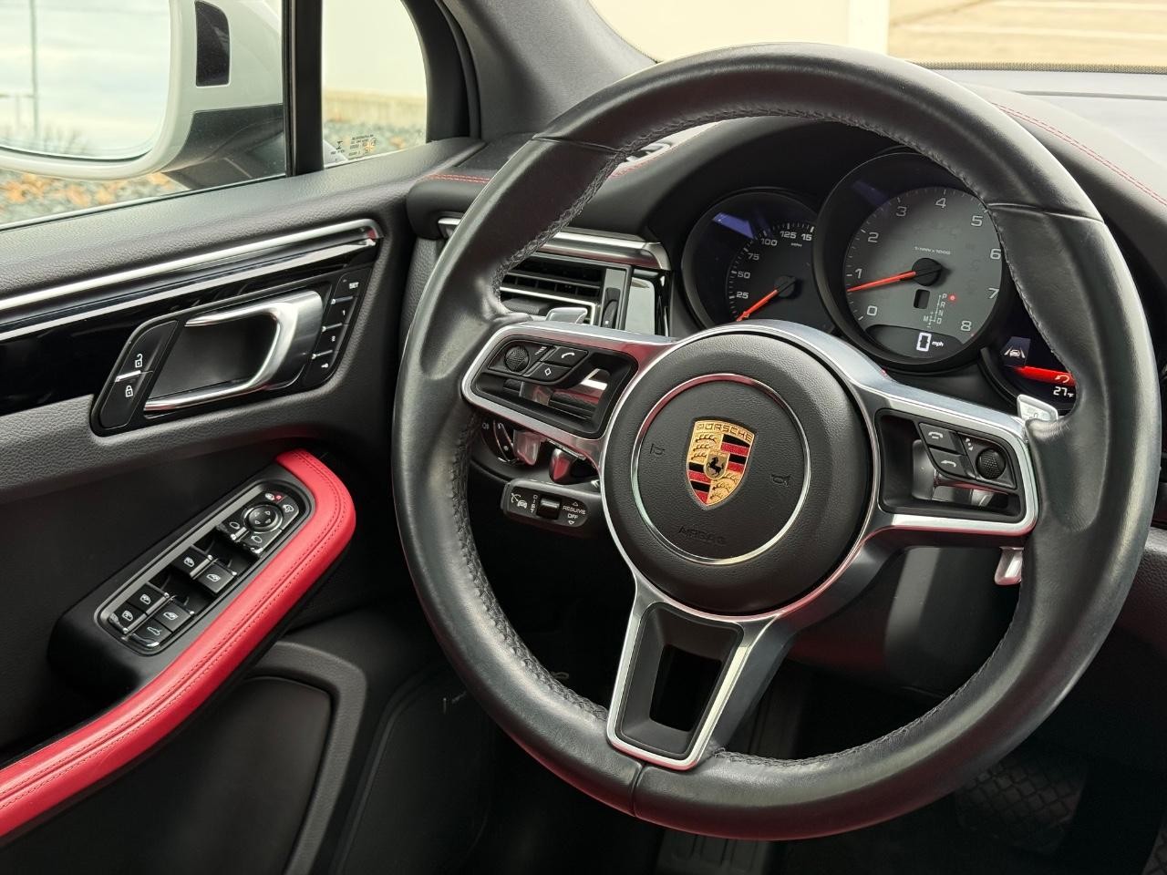 Porsche Macan Vehicle Image 13