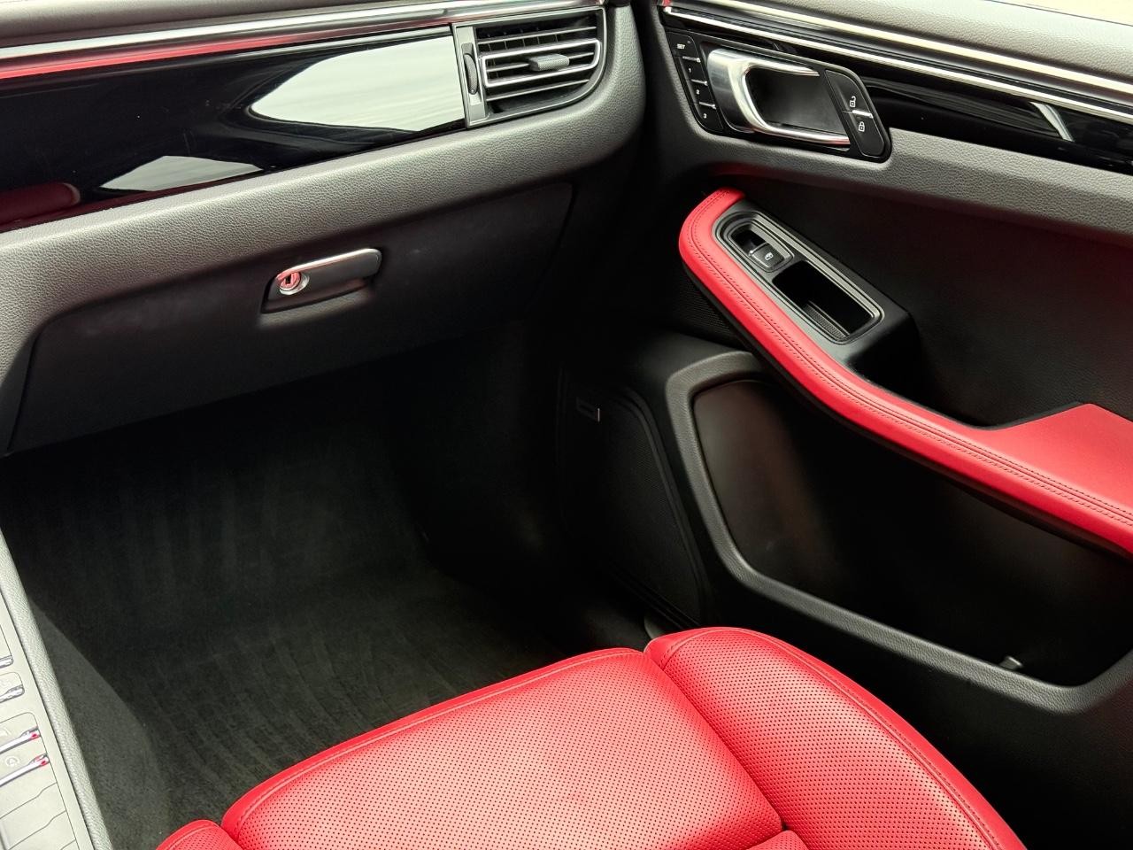 Porsche Macan Vehicle Image 14