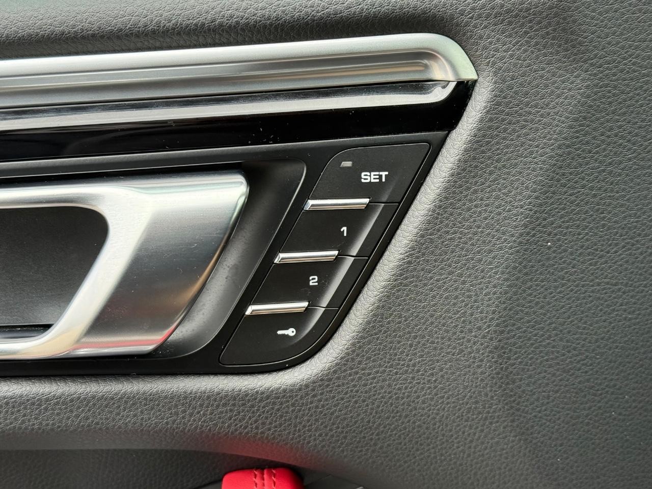 Porsche Macan Vehicle Image 15