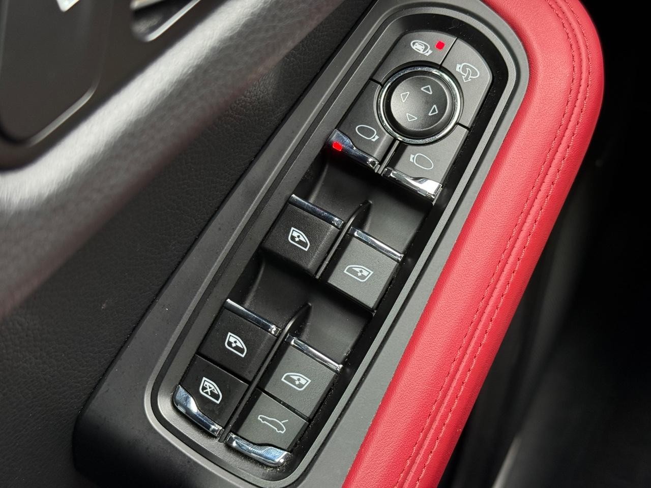 Porsche Macan Vehicle Image 21