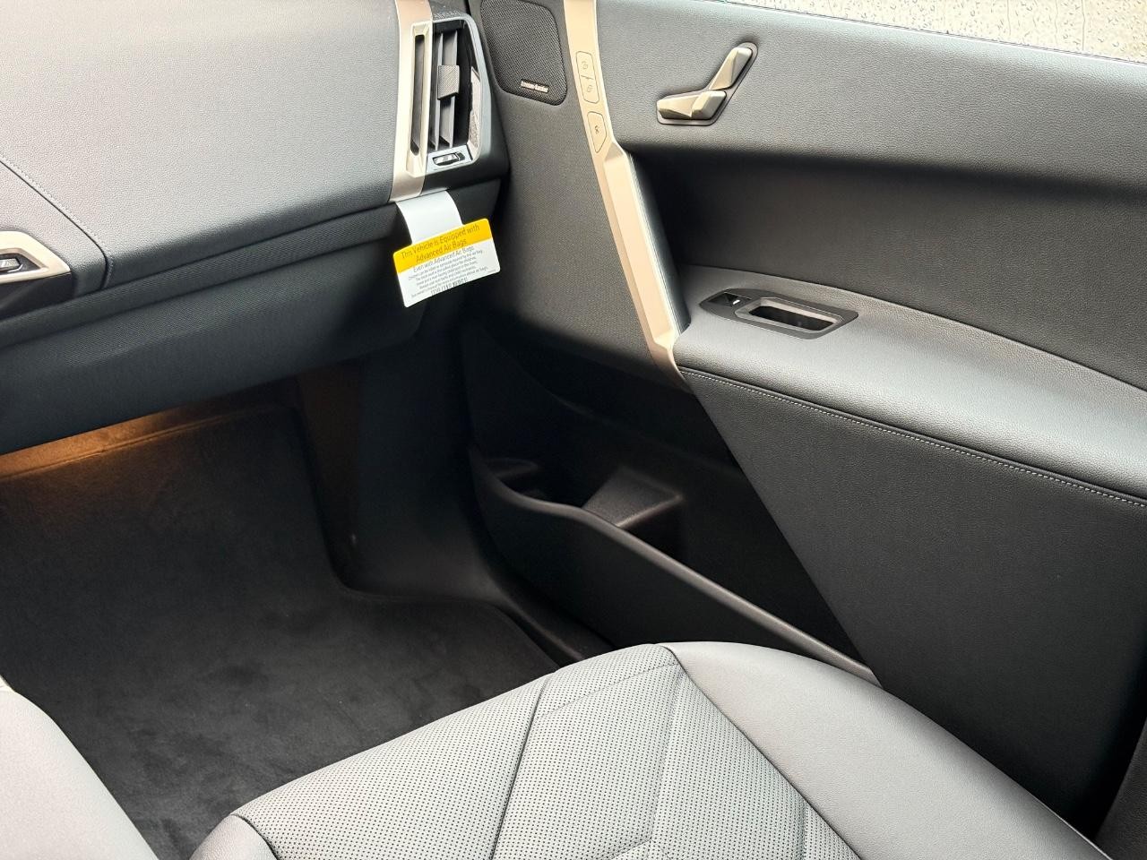 BMW iX Vehicle Image 10