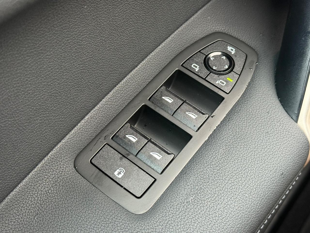 BMW iX Vehicle Image 15